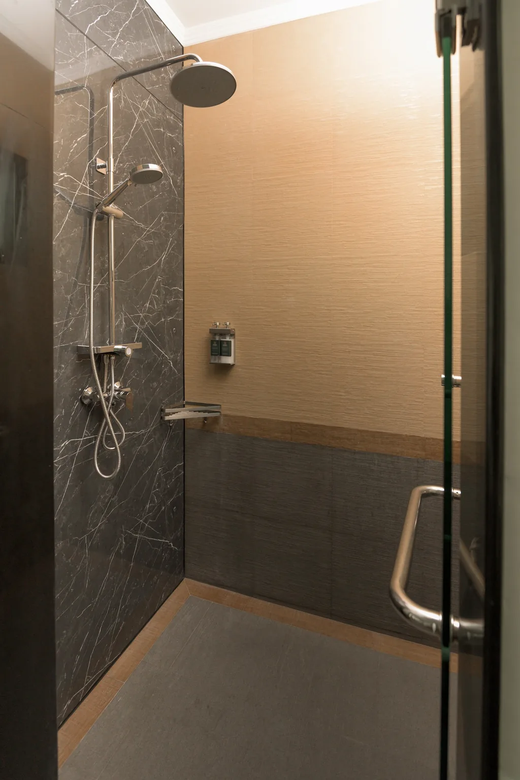 Shower in the one-bedroom villa