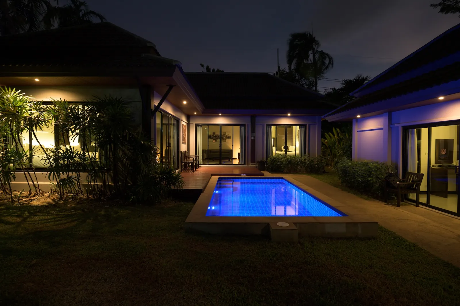 Jardin tropical d’une villa trois chambres à Nai Harn