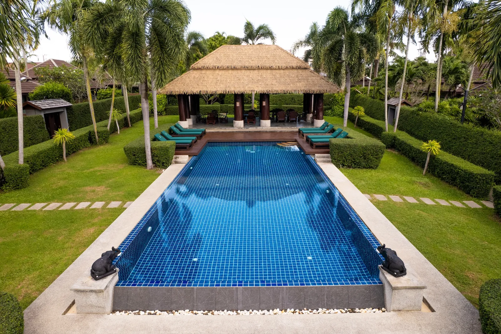 Piscine commune de Green Garden Villas à Nai Harn, Phuket